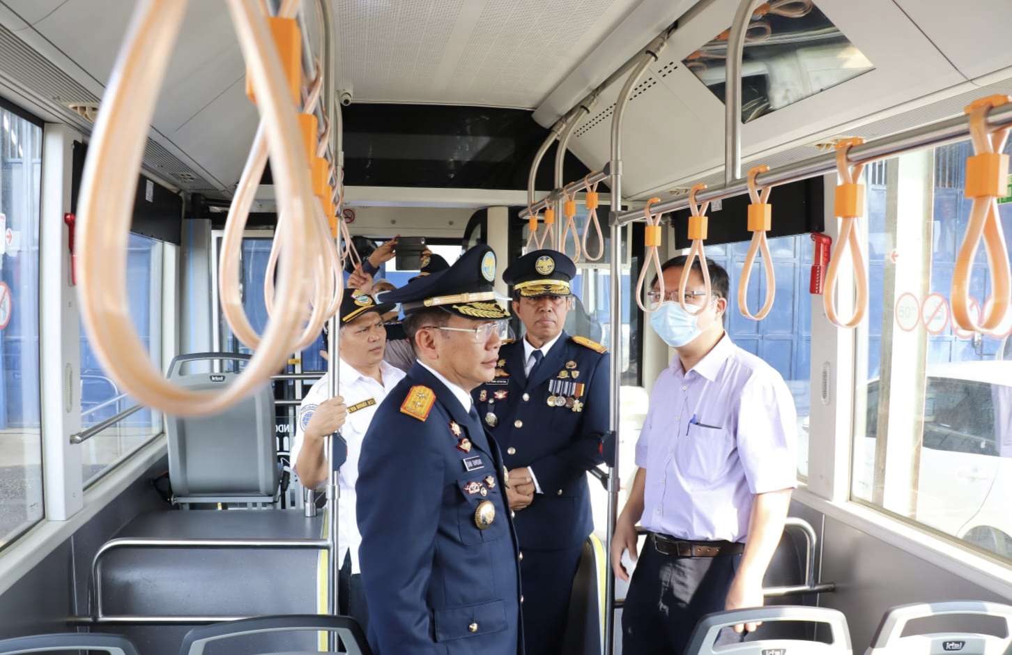 Pj Bupati Bekasi Dani Ramdan didampingi Kadishub Kabupaten Bekasi, R Yana Suyatna mencoba menaiki bus listrik, usai mengikuti Upacara Hari Perhubungan Nasional ke-52 di Kantor Dishub Kabupaten Bekasi, pada Senin (27/09). FOTO : WULAN MY