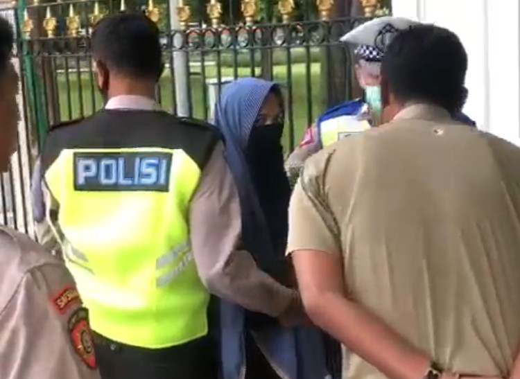 Curiga dengan gerak gerik dan sempat menodongkan pistol ke petugas yang berjaga di depan Istana Negara, seorang wanita diamankan oleh Polisi, Selasa (25/10/2022).