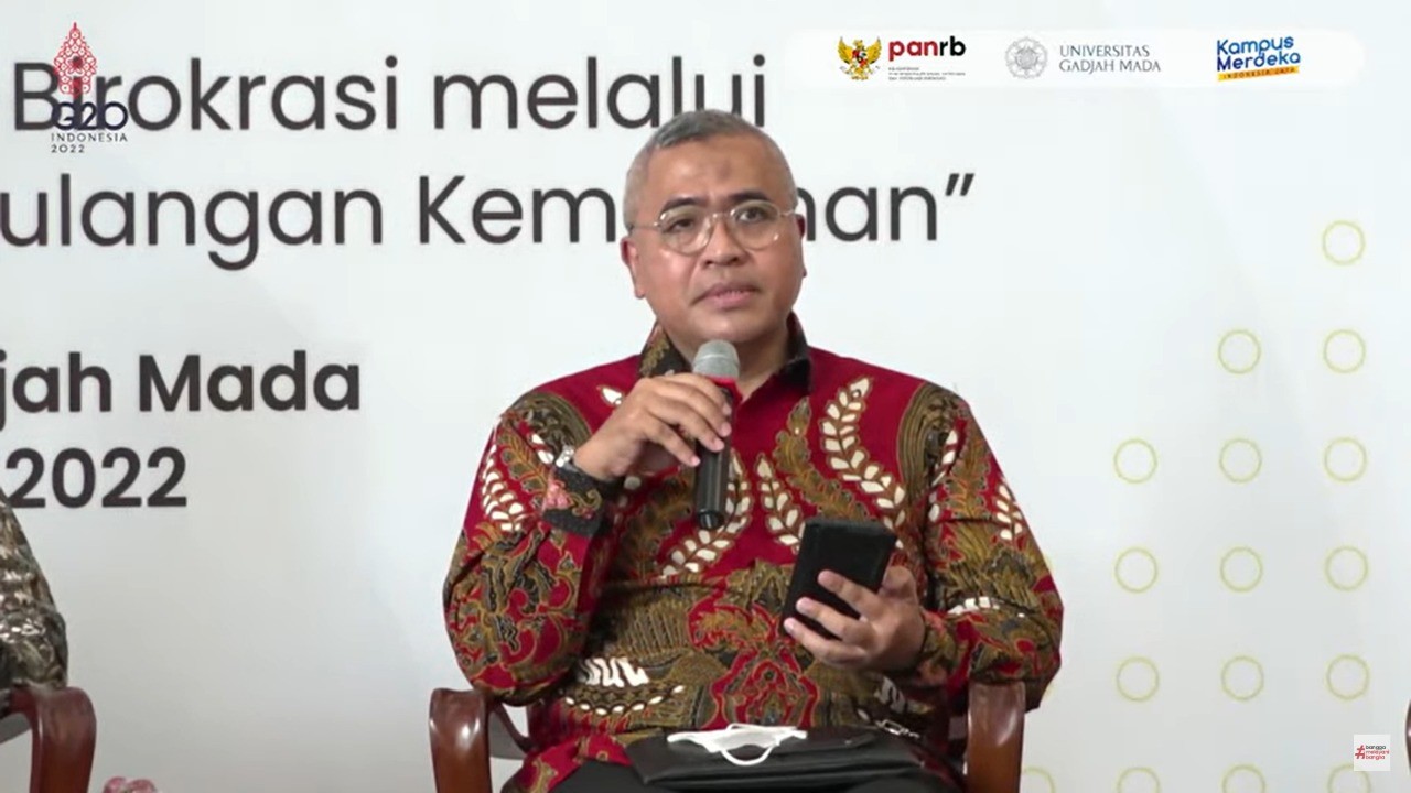 Potret Sekretaris Eksekutif Komite Pengarah Reformasi Birokrasi Nasional Eko Prasojo saat menjadi narasumber dan memberikan pandangan dalam talkshow Reformasi Birokrasi Tematik Penanggulangan Kemiskinan di Universitas Gadjah Mada, Yogyakarta, Jumat (21/10/2022). (Dok Humas Kemenpan RB)