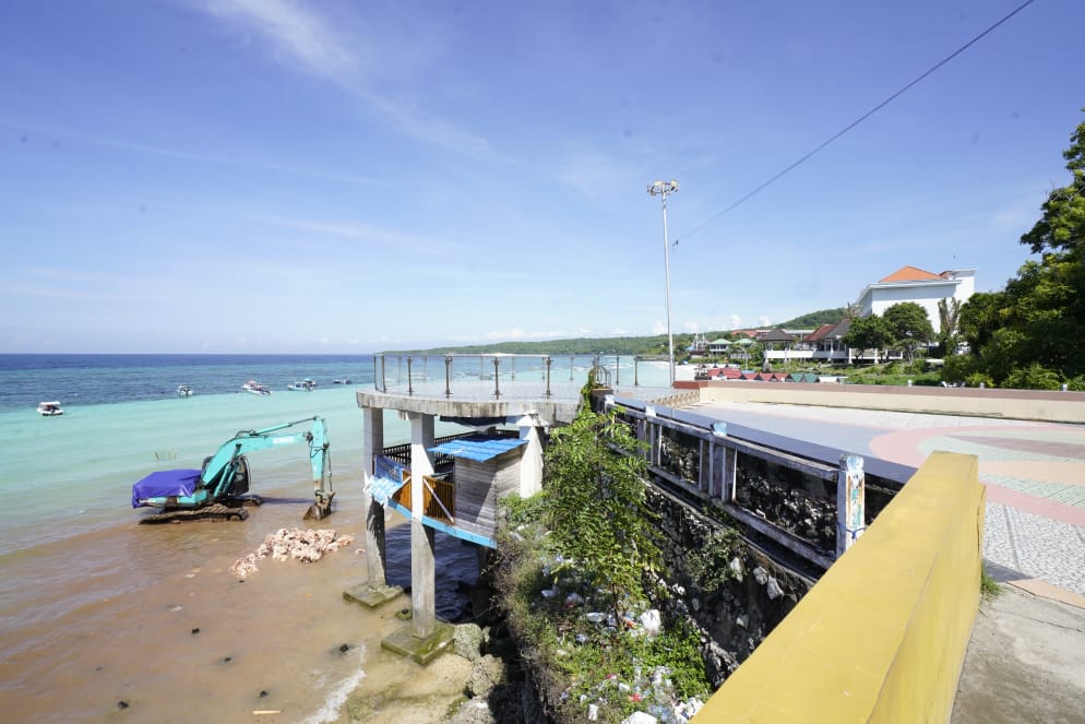 Potret pembangunan Masjid Terapung Bira di Kabupaten Bulukumba, Sulawesi Selatan.