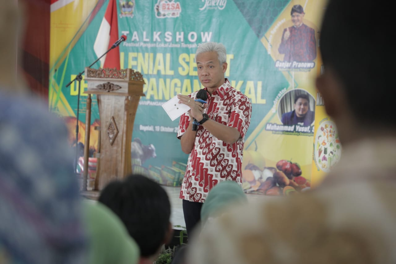 Gubernur Jawa Tengah Ganjar Pranowo memamerkan produk olahan dari pangan lokal dalam acara Festival Pangan Lokal di Asrama Haji Donohudan, Boyolali, Jawa Tengah, Rabu (19/10/2022). (Dok. Pemprov Jateng)