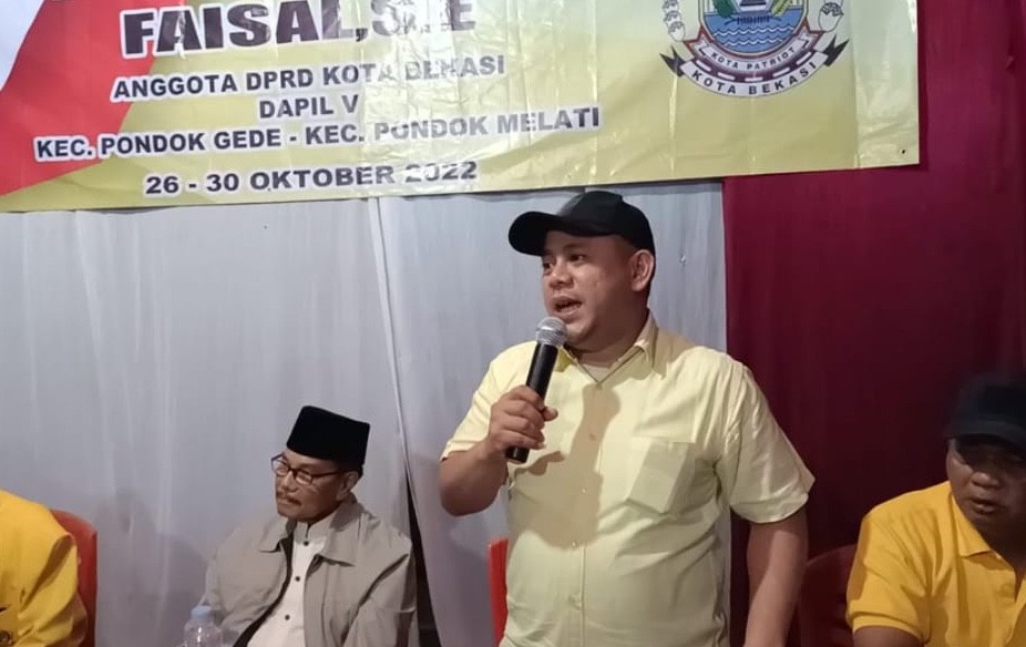 Anggota DPRD Kota Bekasi Fraksi Partai Golkar Persatuan Faisal saat melakukan reses III Tahun Anggaran 2022 di RT 05, RW 03 Jatirahayu, Pondok Melati tampak sedang berdialog menampung dan merespon usulan warga, Kamis (27/10/2022) malam. (Dok Reiyan)