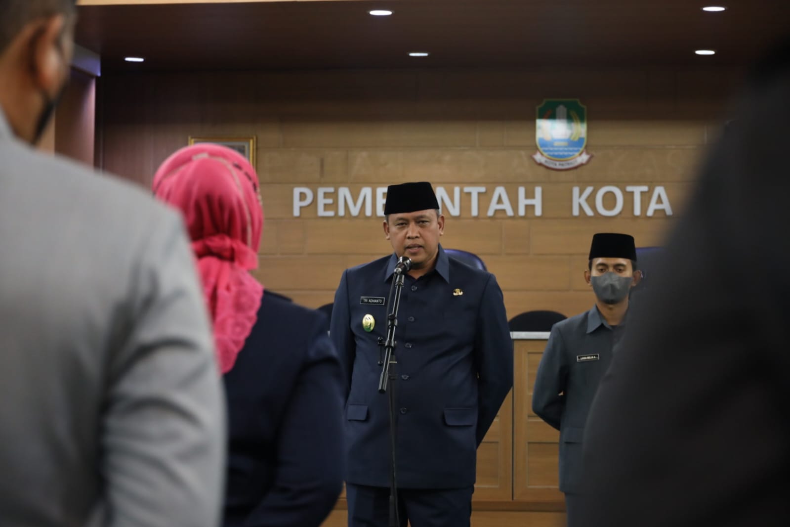 Plt Walikota Bekasi Tri Adhianto saat memberikan arahan ke pejabat eselon II yang dirotasi di Gedung Nonon Sontani, Pemkot Bekasi, Kamis (27/10/2022).