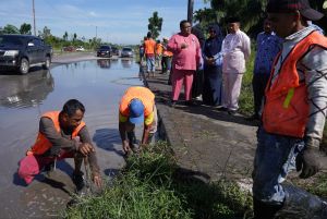 Potret pekerja saat melakukan kegiatan pada karya yang dianggarkan oleh Pemprov Riau sebesar Rp5,2 miliar
