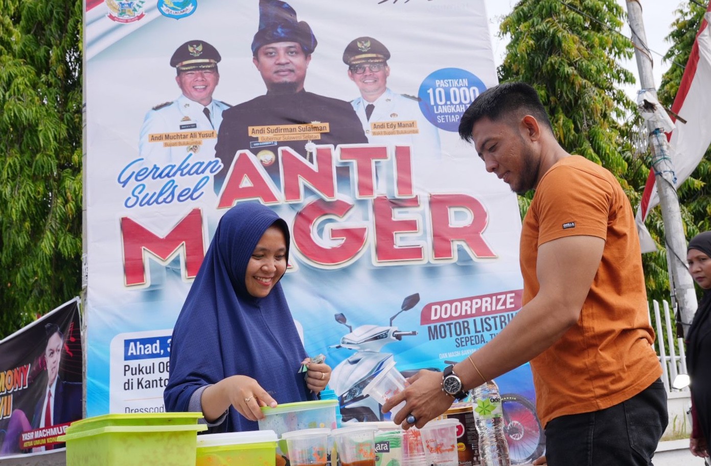 Potret salah seorang pedagang yang berjualan dalam kegiatan Gerakan Sulsel Anti Mager dan mengaku dagangannya cepat habis, Minggu (30/10/2022).