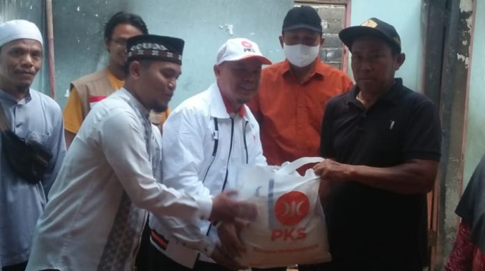 Ketua DPRD Kota Bekasi Saifuddaulah saat meninjau lokasi kebakaran rumah dan menyerahkan sumbangan berupa sembako serta uang kerohiman kepada salah seorang satpam Perumahan Antilop di RT 1 RW 7, Kelurahan Jatiwaringin, Kecamatan Pondokgede, Kota Bekasi, Minggu (11/9/2022).