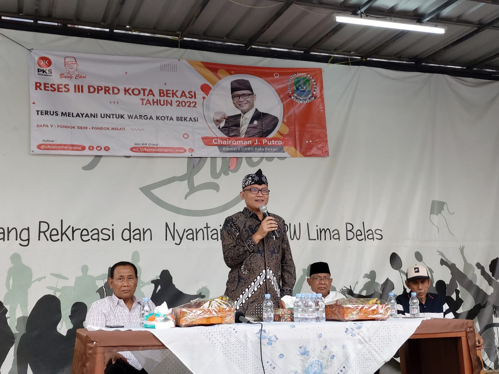 Gelaran reses III Anggota DPRD Kota Bekasi Fraksi PKS Chairoman J. Putro saat berdialog interaktif dengan para warga dan kader posyandu yang meminta meja dan kursi baru lantaran rusak akibat banjir, Jum'at (28/10/2022). (Dok Reiyan)