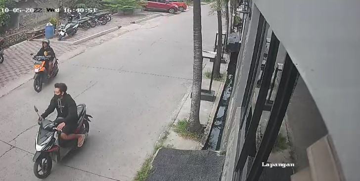 Tangkapan layar yang diambil dari rekaman CCTV yang berada di sasana GOR di Duren Jaya Kecamatan Bekasi Timur