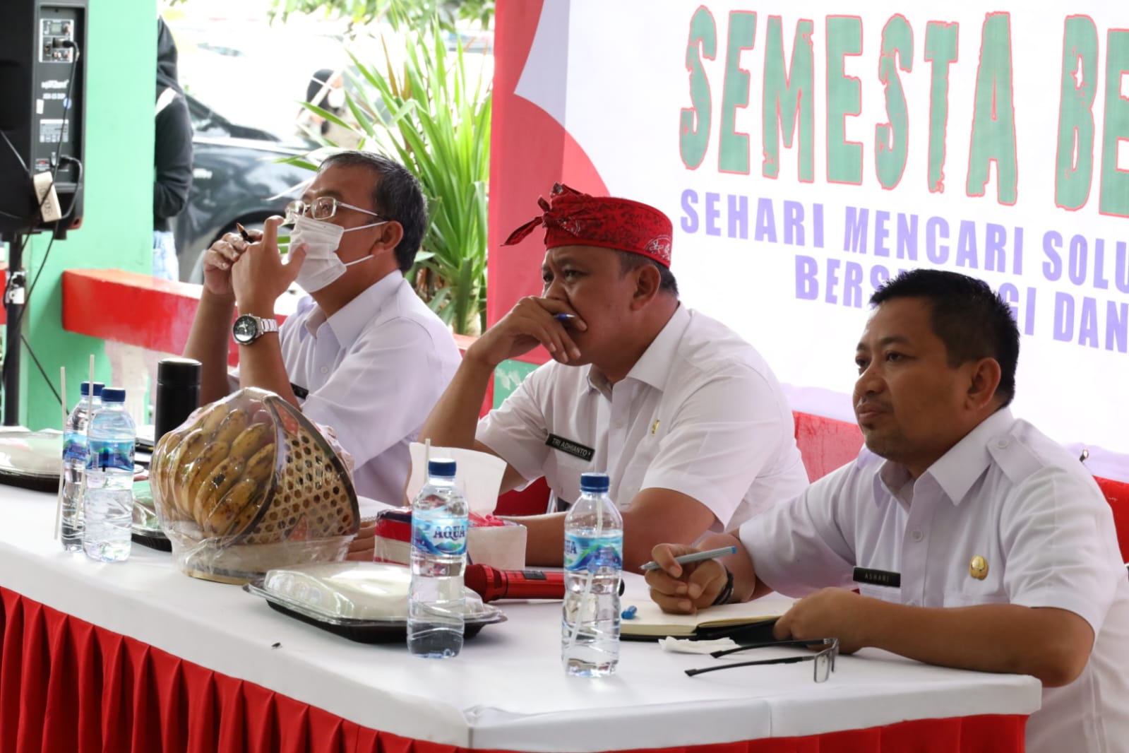 Plt Walikota Bekasi Tri Adhianto (tengah) bersama Camat Jatiasih Ashari (kanan) saat berkantor di Pendopo Kecamatan Jatiasih terlihat serius mendengarkan keluh kesah warga terkait persoalan yang ada di wilayah, Selasa (25/10/2022).