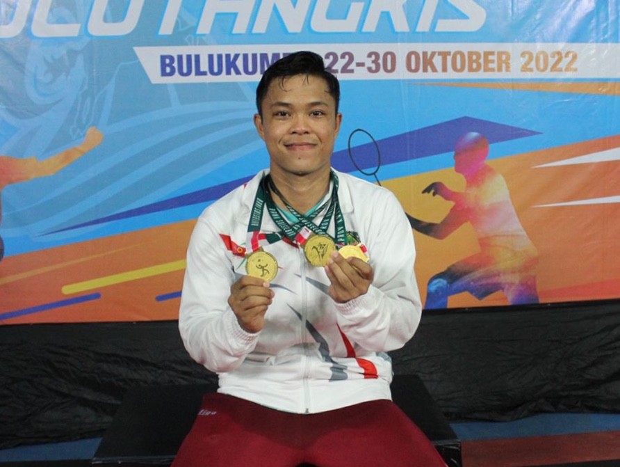 Potret Bripda Surya Athala Naufal yang merupakan personel Humas Polda Sulsel berhasil meraih tiga medali emas dalam ajang Porprov XVII Sinjai-Bulukumba yang digelar pada 23-28 Oktober 2022 kemarin, Sabtu (29/10/2022). (Dok Sudirman)