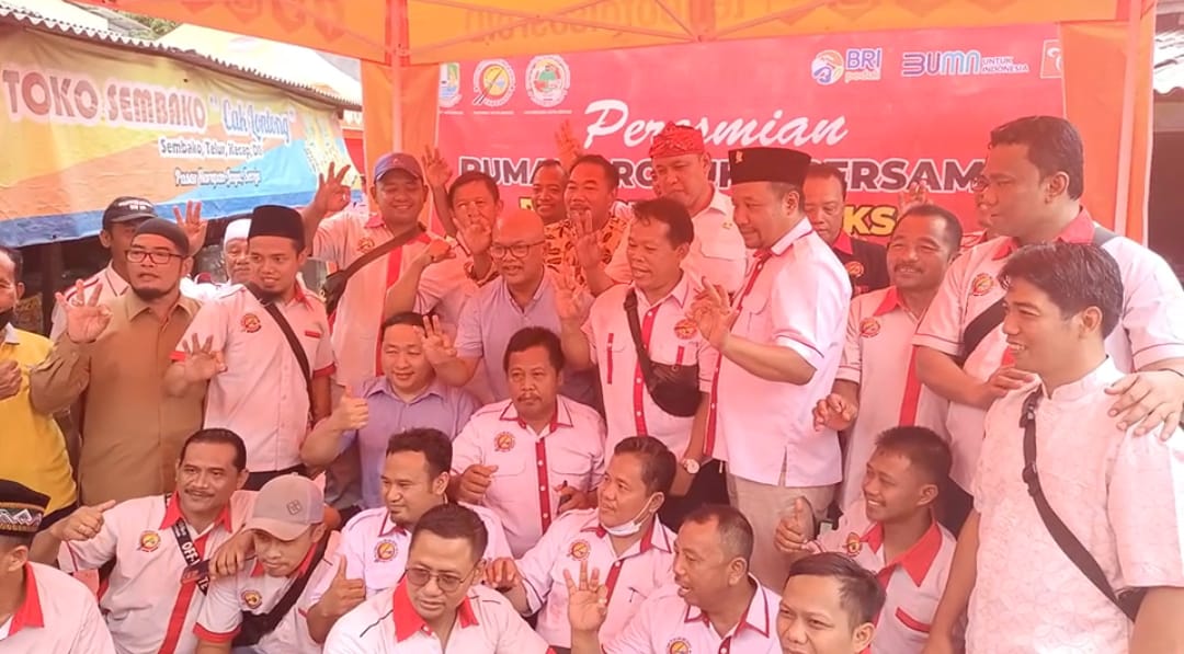 Para anggota Paguyuban Pedagang Mie Ayam dan Bakso (Papmiso) Kota Bekasi foto bersama Plt Walikota Bekasi Tri Adhianto usai peresmian rumah produksi bersama penggilingan bakso di Pasar Seroja, Bekasi Utara, Selasa (18/10/2022). (Foto/Reiyan)