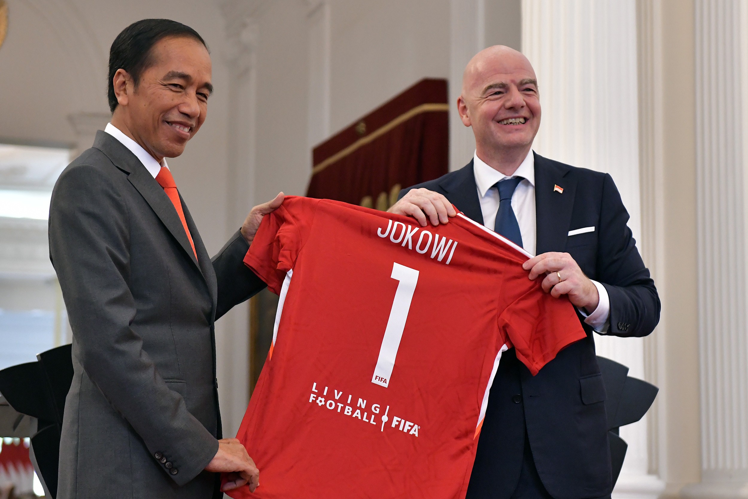 Potret Presiden FIFA Giovani Vicenzo Infantino atau Gianni Infantino di Istana Merdeka, Jakarta saat memberikan kaus seragam FIFA berwarna merah dengan tulisan punggung “Jokowi” dengan nomor punggung 1, Selasa (18/10/2022).