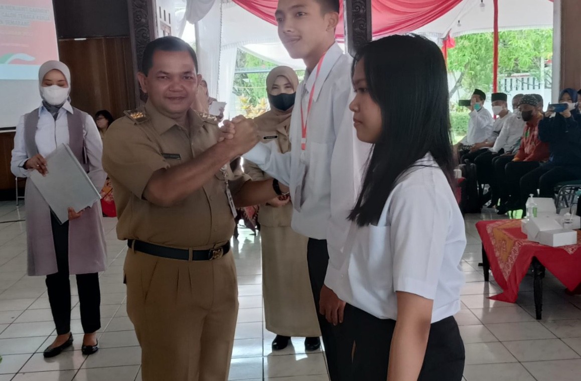 Bupati Semarang Ngesti Nugraha saat berfoto dengan perwakilan calon tenaga kerja (Canaker) yang akan diberikan pelatihan sebelum masuk ke dalam dunia industri, Senin (24/10/2022).