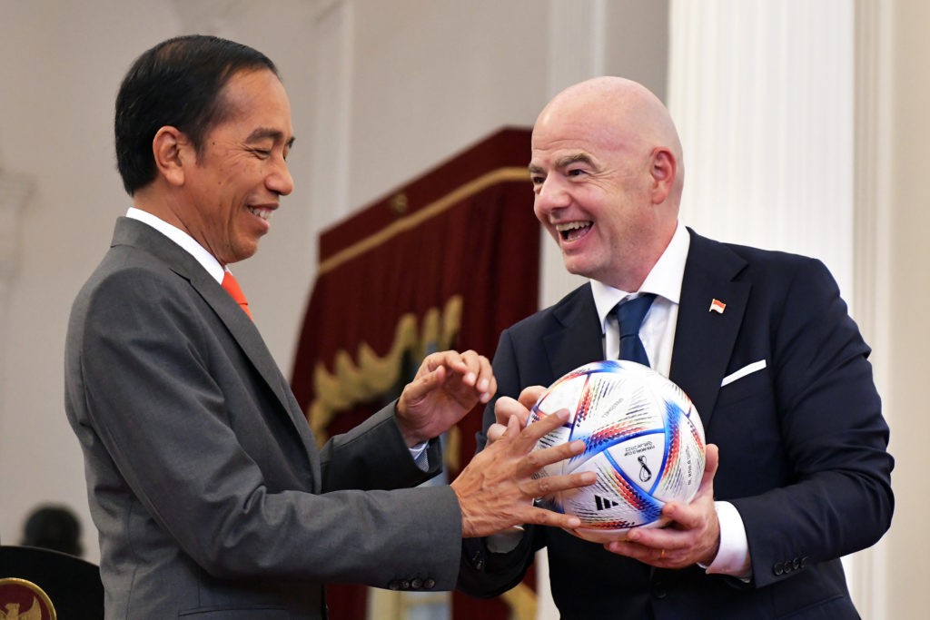 Potret Presiden FIFA Giovani Vicenzo Infantino atau Gianni Infantino di Istana Merdeka, Jakarta saat memberikan bola resmi Piala Dunia Qatar 2022 yang didesain khusus dengan nama Presiden Joko Widodo pada bola tersebut, Selasa (18/10/2022).