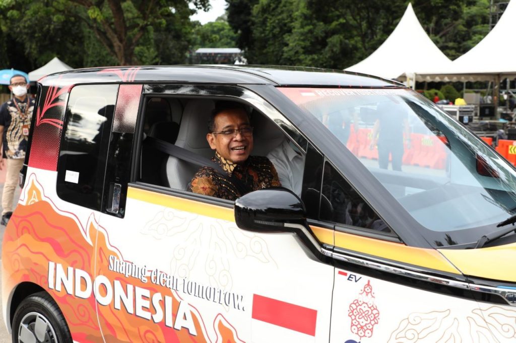 Potret Mensesneg Pratikno saat mencoba mobil listrik yang akan digunakan oleh panitia nasional dan peserta atau delegasi KTT G20 di Bali pada November 2022 mendatang.