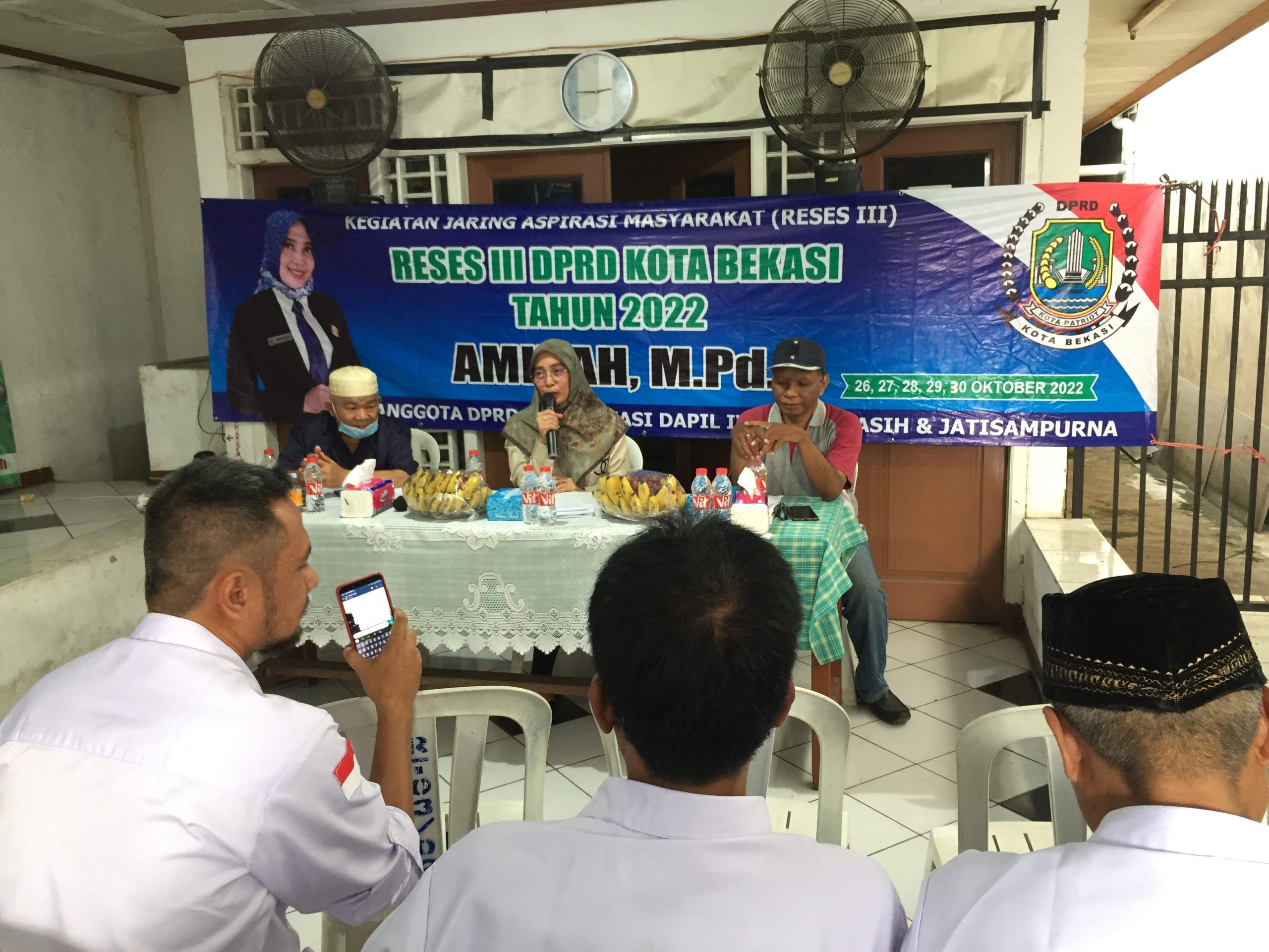 Anggota DPRD Kota Bekasi Fraksi PAN Aminah (tengah) saat berdialog dengan warga terkait usulan dan aspirasi warga di Perum Pemda, RW 02, Jatiasih, Kota Bekasi, Jumat (28/10/2022). (Dok Daniel Siahaya)