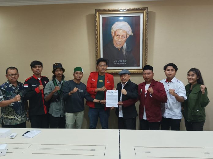 Ketua DPRD Kota Bekasi Saifuddaulah saat menerima audiensi mahasiswa kelompok cipayung di ruang kerjanya, Kamis (8/9/2022).