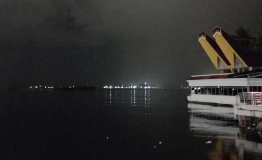Potret Pulau Lae-Lae di Provinsi Sulsel yang saat ini tampak terlihat terang benderang setelah puluhan tahun redup tak dapat pasokan listrik.
