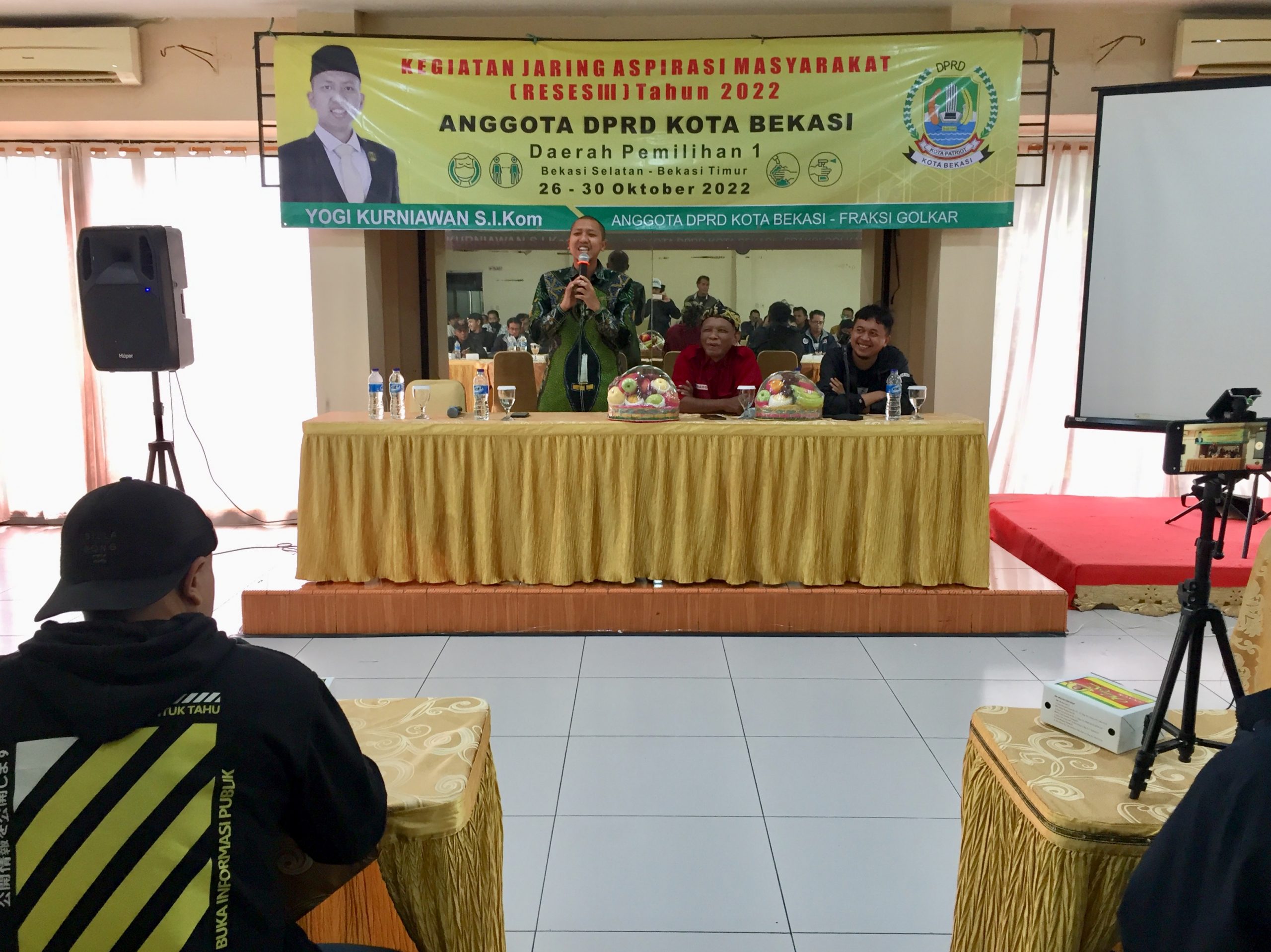 Anggota DPRD Kota Bekasi Yogi Kurniawan saat melakukan reses di Rumah Makan Wulan Sari, Marga Jaya, Bekasi Timur dan memastikan siap mengawal aspirasi warga, Rabu (26/10/2022). (Dok Daniel Siahaya)