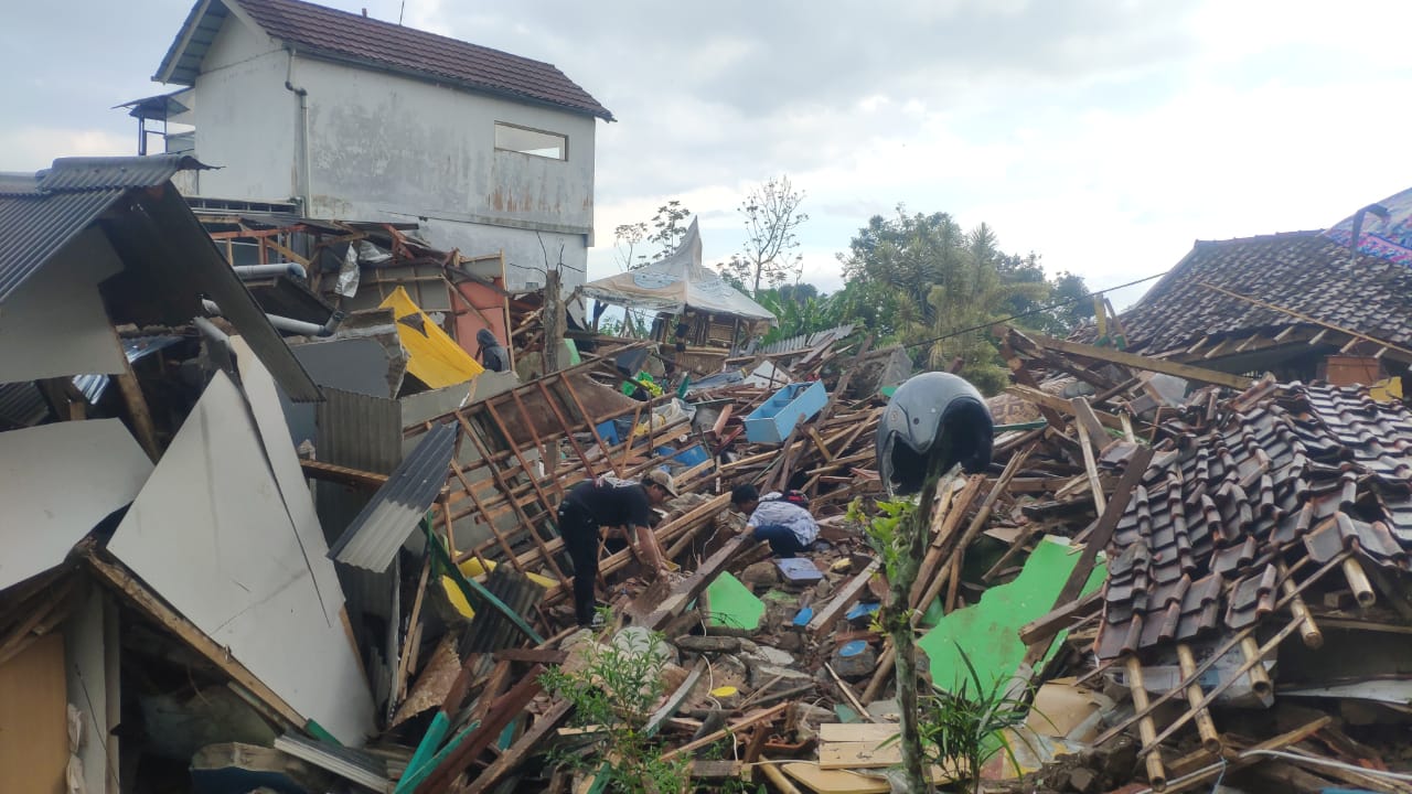 Ilustrasi gempa cianjur yang meluluh lantakan bangunan dan mengakibatkan banyak korban anak-anak. Atas peristiwa itu, pihak Kepolisian mengirimkan tim untuk memberikan pendampingan psikologis atau trauma healing kepada masyarakat terdampak gempa Cianjur, Jawa Barat.