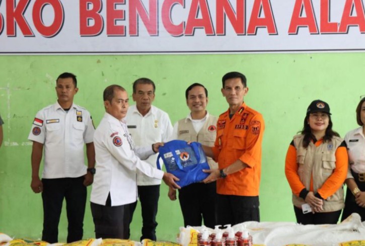 Pemprov Sumut melalui BPBD Sumut menyerahkan bantuan untuk warga terdampak banjir di sejumlah wilayah yang ada di Kota Binjai, Kamis (24/11/2022).