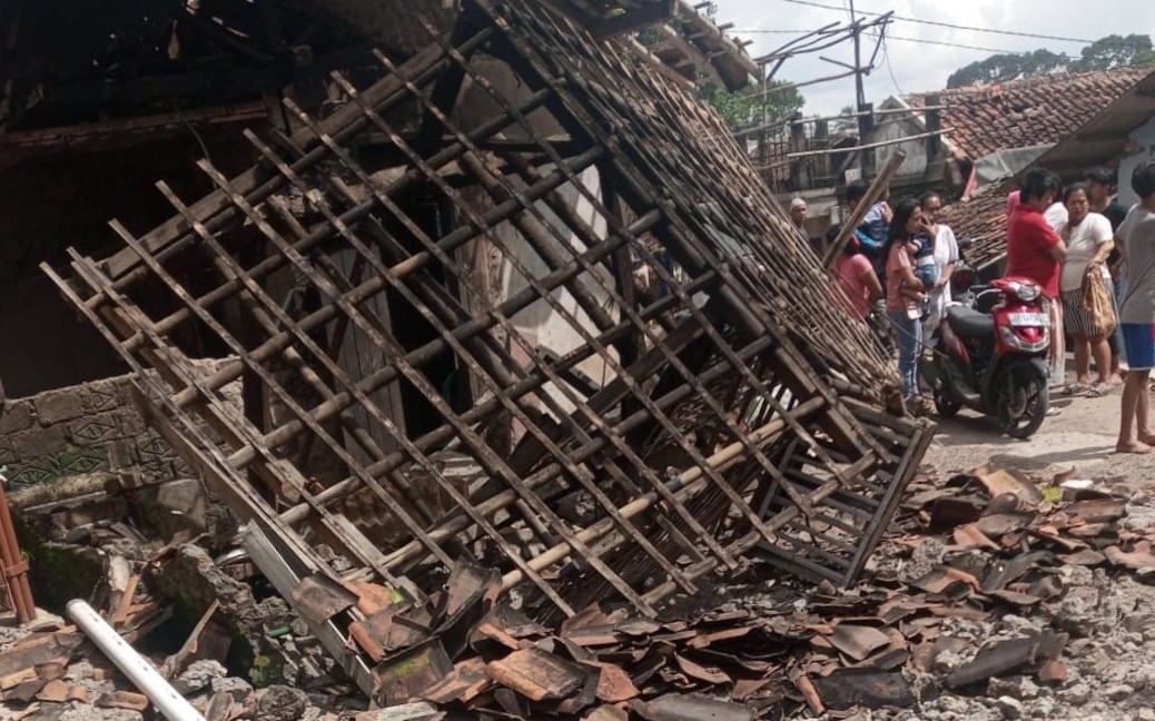 Potret bangunan yang rusak dan roboh akibat gempa cianjur, ramai-rama para pemangku kebijakan tengah menangani dampak akibat gempa tersebut