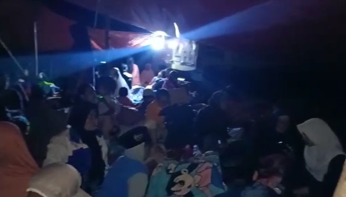 Potret para warga ngariung di tenda darurat pengungsian pasca gempa mengguncang Kabupaten Cianjur, Jawa Barat, Senin (21/11/2022). BNPB dikabarkan malam ini akan mengirim bantuan logistik untuk para warga yang berada di lokasi pengungsian.