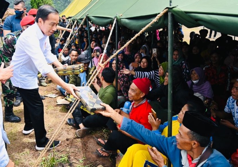 Potret Presiden Jokowi bagi-bagikan sarung, mukena, dan uang ke warga terdampak gempa Cianjur, Jawa Barat, Kamis (24/11/2022).