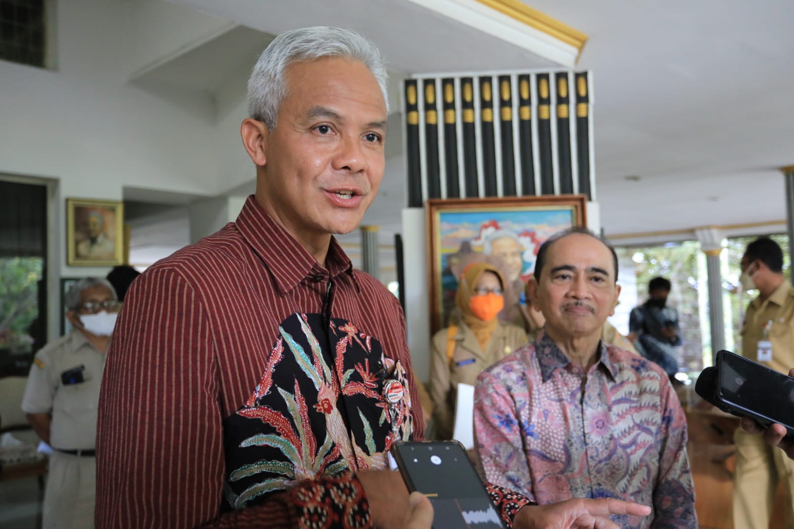 Gubernur Jawa Tengah Ganjar Pranowo (kiri) bersama Dubes RI untuk Perancis Mohamad Oemar (kanan) usai melakukan pertemuan di rumah dinas Ganjar membahas soal ekspor produk UMKM dan potensi investasi di Jawa Tengah, Senin (14/11/2022). (Dok Humas Jateng)