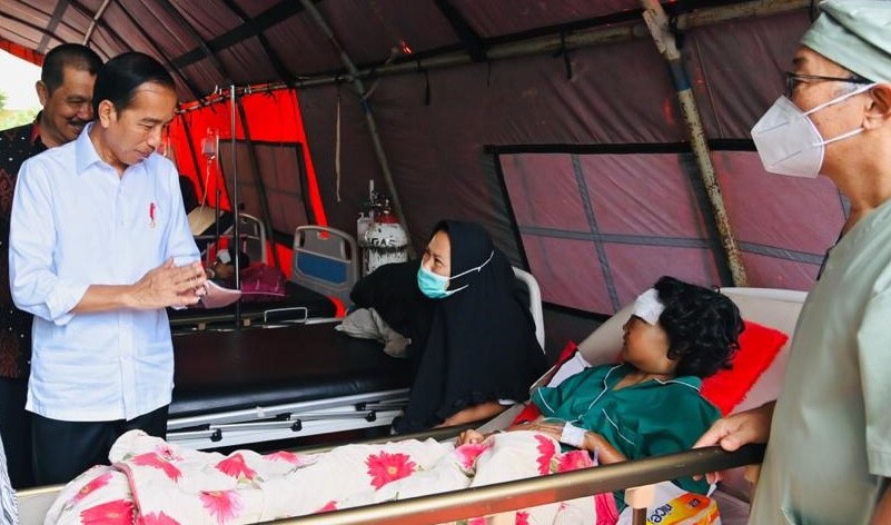 Potret Presiden Jokowi saat mengunjungi pasien korban gempa Cianjur yang di rawat di RSUD Sayang, Cianjur, Jawa Barat dan menegaskan kepada jajaran agar para korban mendapatkan perawatan dengan baik, Kamis (24/11/2022).
