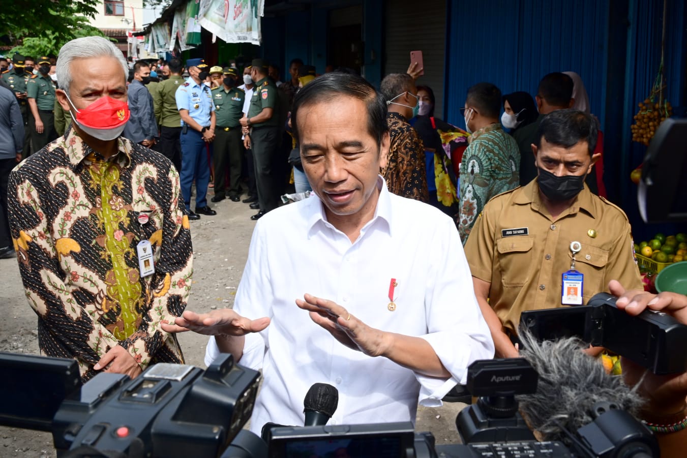 Presiden Joko Widodo atau Jokowi (tengah kemeja putih) usai mengecek harga di pasar tradisional yang di dampingi oleh Gubernur Jawa Tengah Ganjar Pranowo (kiri baju batik), Senin (21/11/2022). (Dok Humas Jateng)
