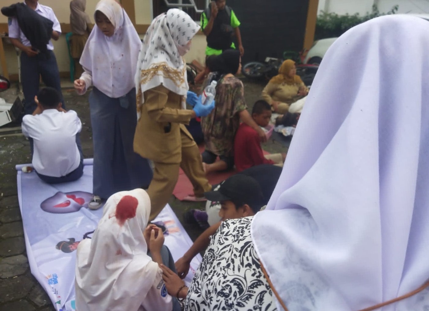 Potret para siswa sekolah yang mengalami luka-luka akibat gempa di Cianjur, Jawa Barat, Senin (21/11/2022).