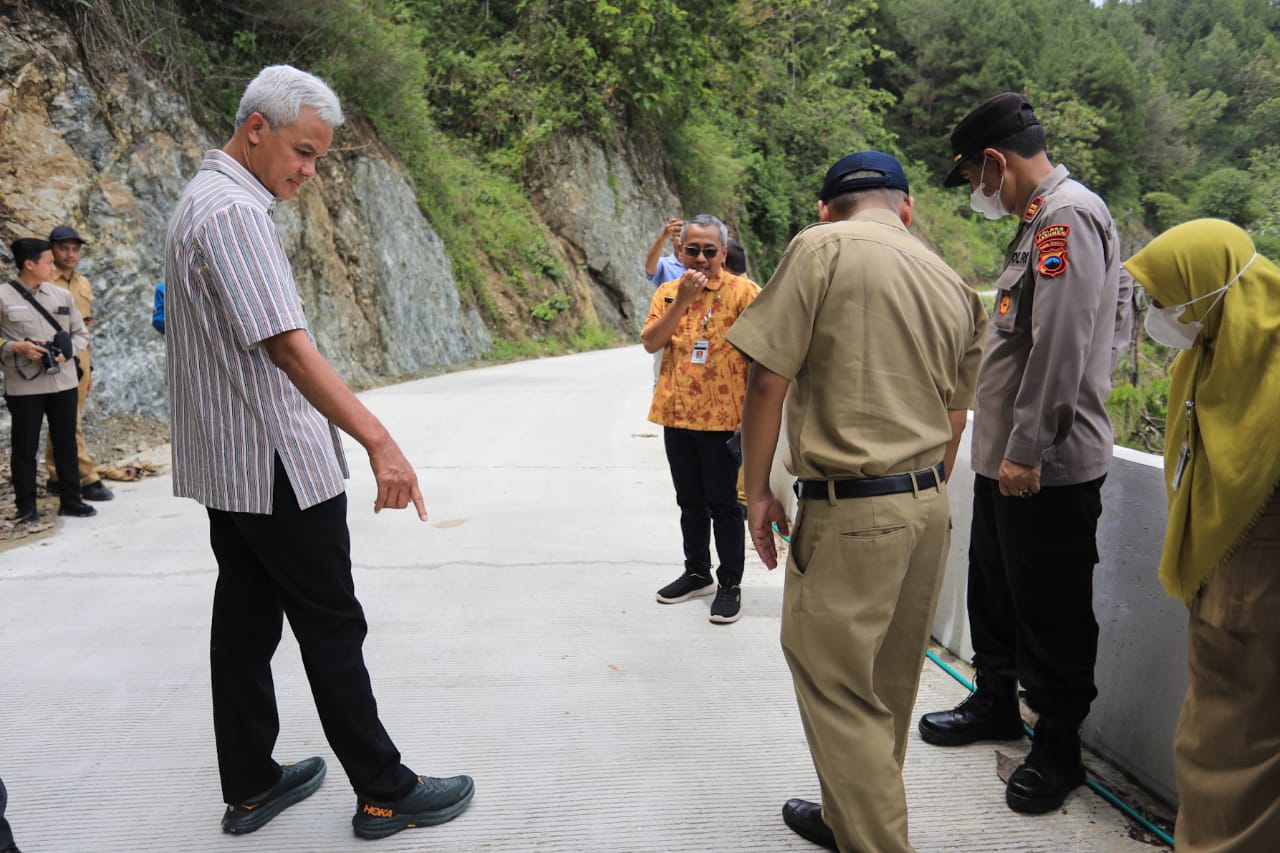 Gubernur Jawa Tengah Ganjar Pranowo saat meninjau hasil pengerjaan proyek jalan bantuan keuangan provinsi di Desa Karanggayam, Ruas Jalan Lokidang, perbatasan Kebumen-Banjarnegara, Selasa (15/11/2022). (Dok Humas Jateng)