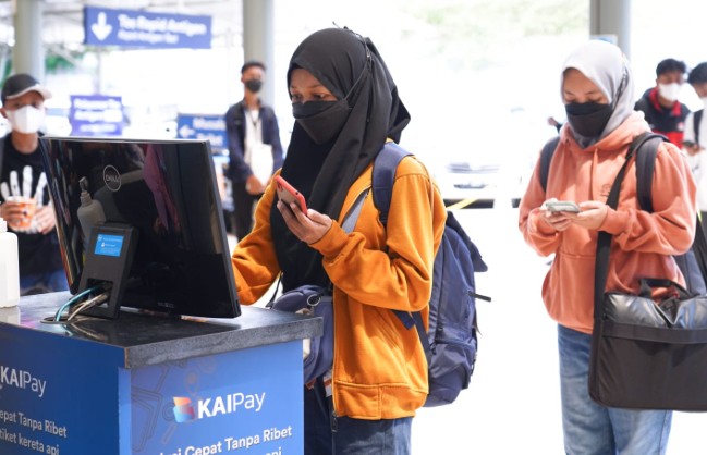 Ilustrasi pesan tiket KAI bisa dari sekarang untuk liburan saat nataru