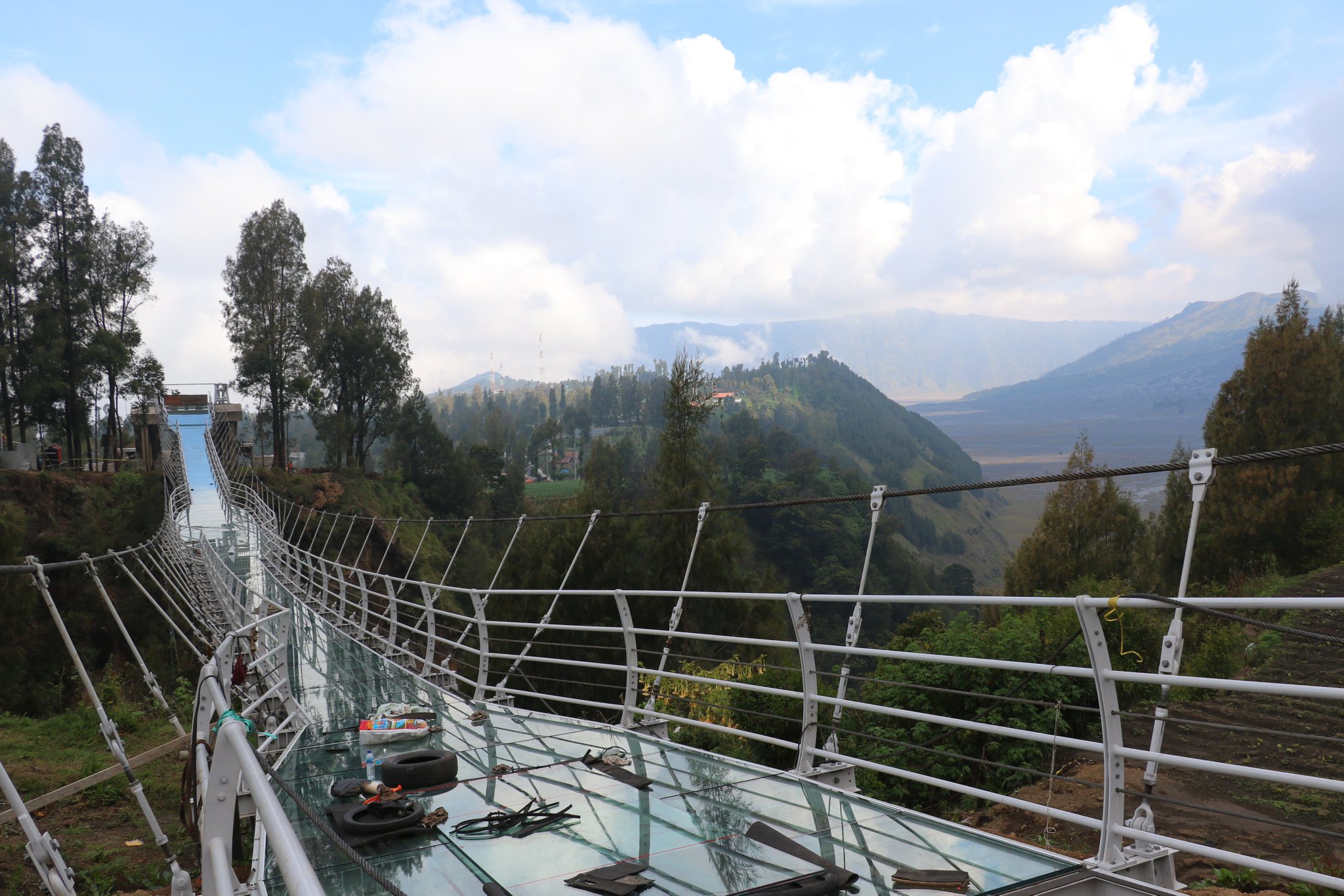 Potret jembatan gantung kaca pertama di Indonesia