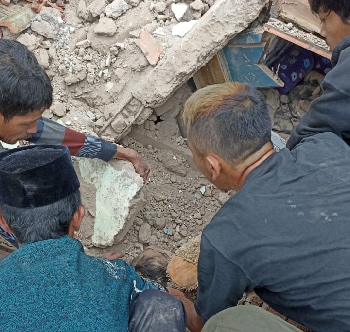 Potret seorang warga yang sedang menyelamatkan warga lainnya yang tertimpa reruntuhan akibat gempa di Kabupaten Cianjur, Jawa Barat, Senin (21/11/2022). Hingga saat ini belum diketahui pasti berapa total korban jiwa akibat peristiwa tersebut.