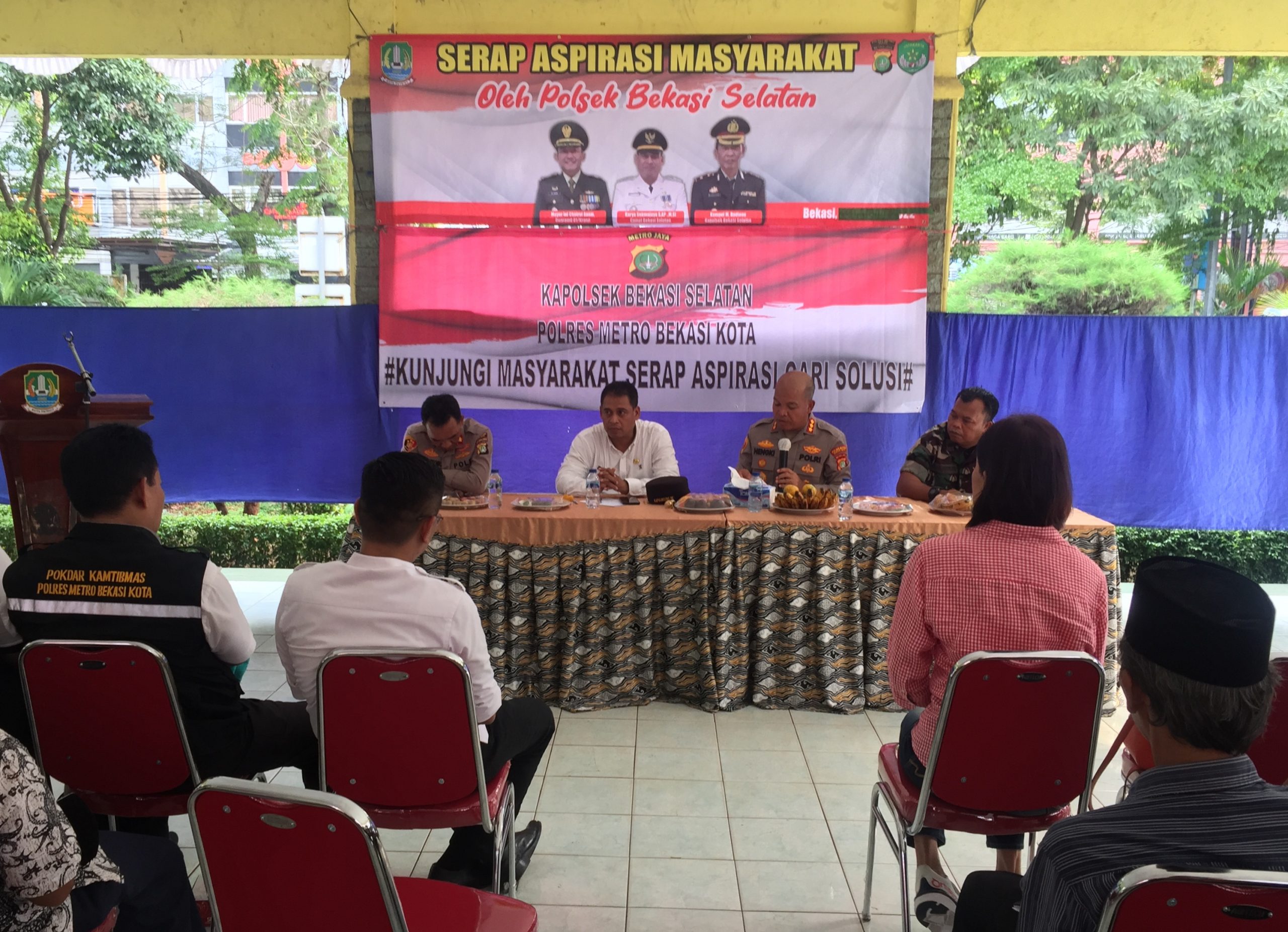 Kapolres Metro Bekasi Kota Kombes Pol Hengki saat berdialog dengan masyarakat di Halaman Kantor Kecamatan Bekasi Selatan, Jawa Barat, Selasa (1/11/2022). (Dok Daniel Siahaya)