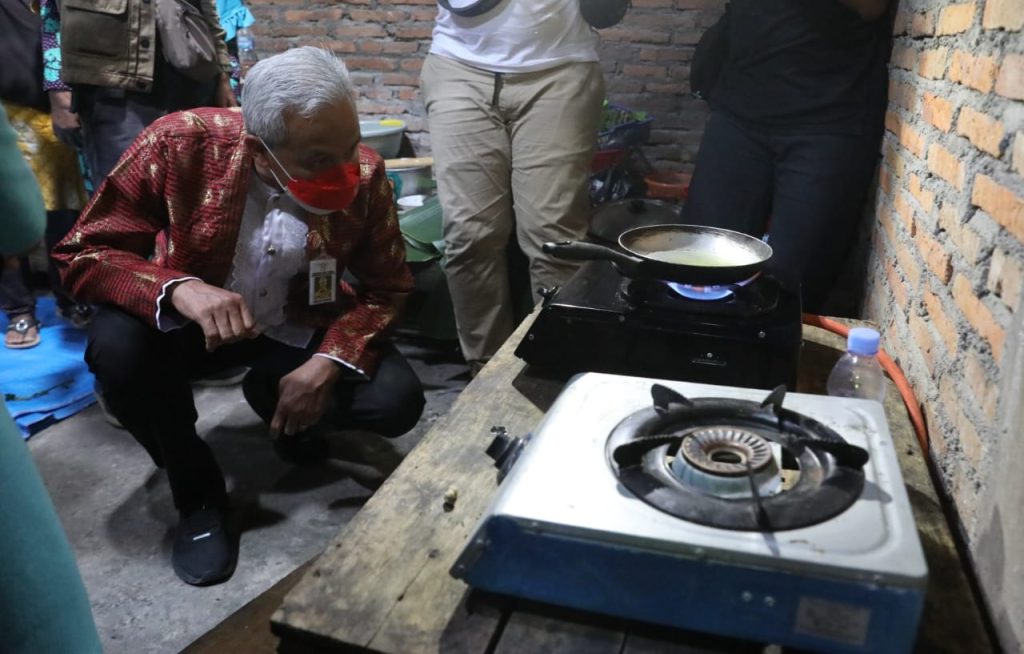 Gubernur Jateng Ganjar Pranowo saat meninjau salah satu rumah warga dan mencoba kompor gas rawa yang telah di manfaatkan oleh warga setempat. (Dok Humas Jateng)