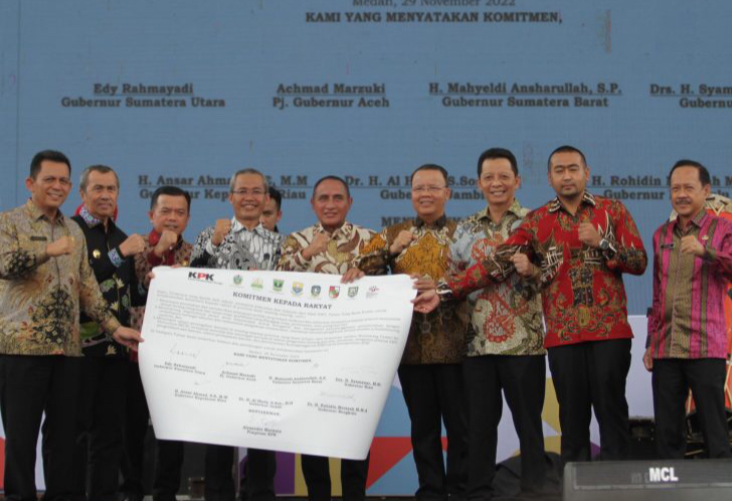 Potret Gubernur Sumut Edy Rahmayadi bersama enam kepala daerah lainnya yang termasuk ke dalam wilayah I Korsupgah KPK beramai-ramai teken komitmen anti korupsi di Lapangan Astaka, Deliserdang, Selasa (29/11/2022).