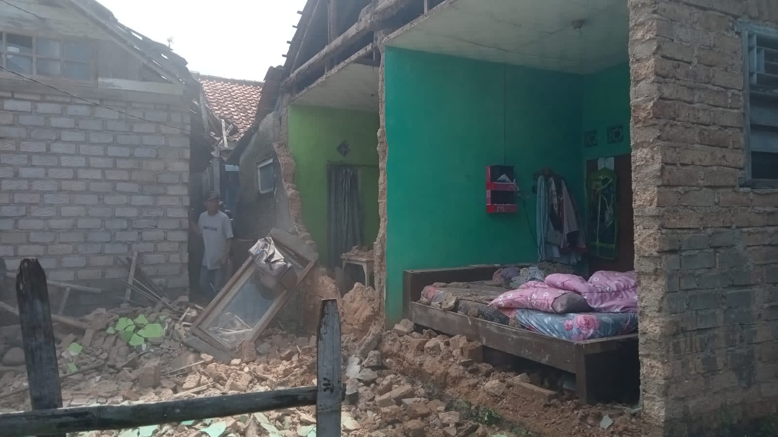 Ilustrasi potret rumah rusak akibat gempa di Kabupaten Cianjur, Jawa Barat yang akan dibangun kembali oleh pemerintah