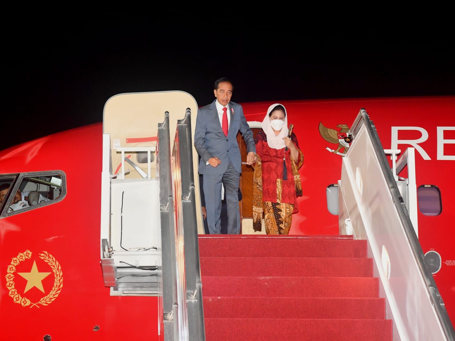 Potret Presiden Jokowi bersama Ibu Negara Iriana Jokowi tiba di Tanah Air semalam setelah menempuh penerbangan dari Phnom Penh, Kamboja seusai menghadiri KTT ASEAN. Presiden Jokowi mengonfirmasi bahwa 17 pemimpin negara G20 akan hadir pada KTT di Bali.