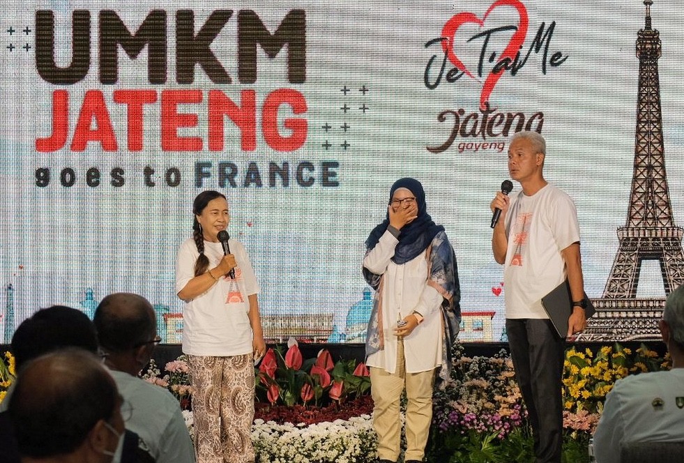Gubernur Jawa Tengah Ganjar Pranowo saat berinteraksi dengan pemilik produk UMKM di Solo yang akan mengekspor produknya ke Prancis, Rabu (9/11/2022). (Dok Humas Jateng)