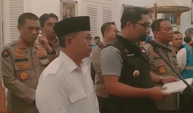 Gubernur Jawa Barat Ridwan Kamil (kanan memakai rompi) saat menyampaikan data terbaru hingga malam ini ada sebanyak 162 orang meninggal dunia akibat gempa bumi di Kabupaten Cianjur, Jawa Barat, Senin (21/11/2022).