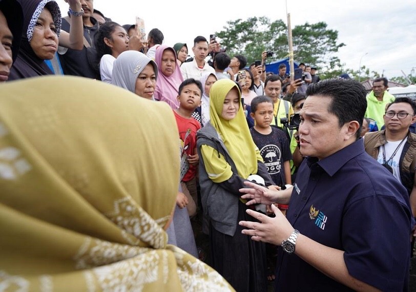 Menteri BUMN Erick Thohir saat berbincang dengan warga terdampak gempa di Kabupaten Cianjur, Jawa Barat. Erick menyebut BUMN secara gotong royong akan membantu dalam proses pemulihan 40 Desa yang terdampak, Jumat (25/11/2022).