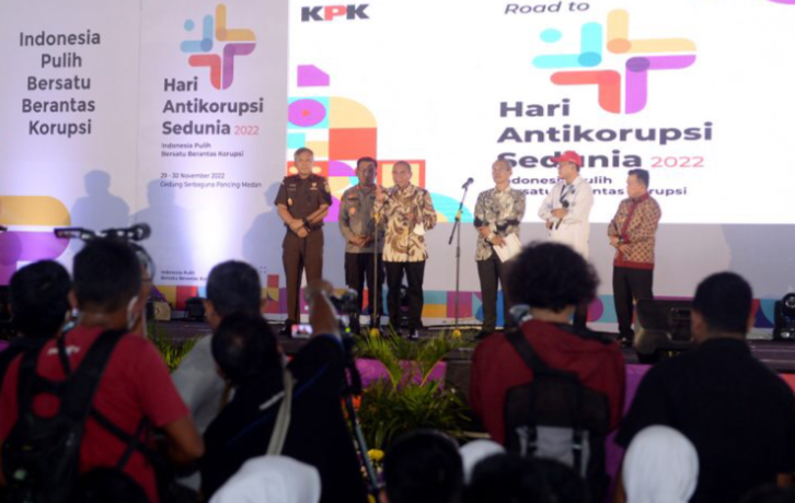 Potret Gubernur Edy Rahmayadi dan Wakil Ketua KPK Alex Marwata saat memberikan keterangan persnya yang menyebut tingginya laporan masyarakat menunjukan daerah itu semakin baik, Selasa (29/11/2022).
