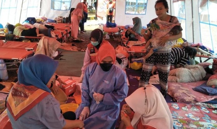 Potret tenaga kesehatan atau nakes yang tersebar di 194 titik pengungsian untuk melayani kesehatan warga terdampak gempa cianjur, Selasa (29/11/2022).