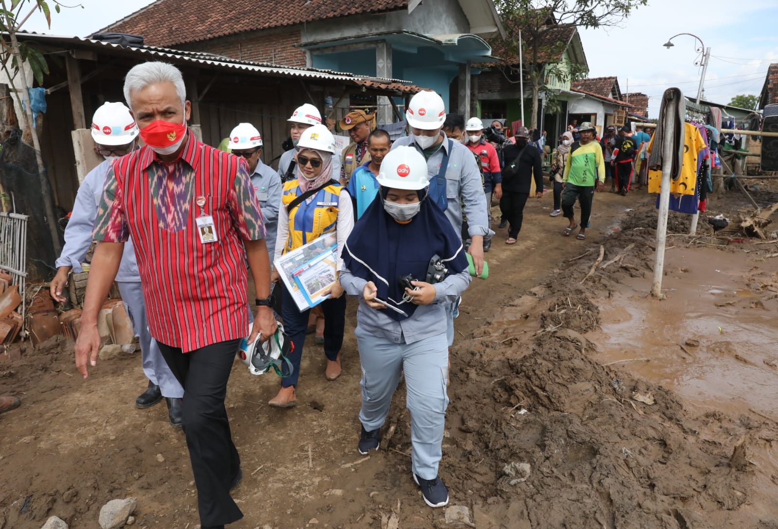 Gubernur Jawa Tengah Ganjar Pranowo saat mendatangi lokasi banjir di Kelurahan Mangkang Wetan, Semarang dan meminta pihak BBWS untuk menbuat tanggul sementara, Selasa (8/11/2022).