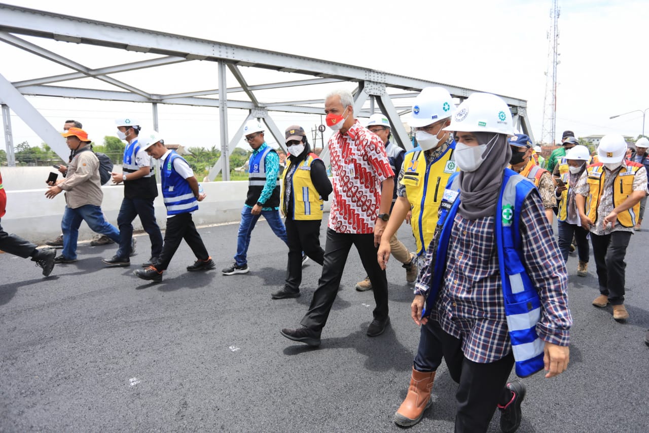 Potret Gubernur Jawa Tengah Ganjar Pranowo (batik merah) saat meninjau progres jembatan Wonokerto, Jumat (18/11/2022). (Dok Humas Jateng)