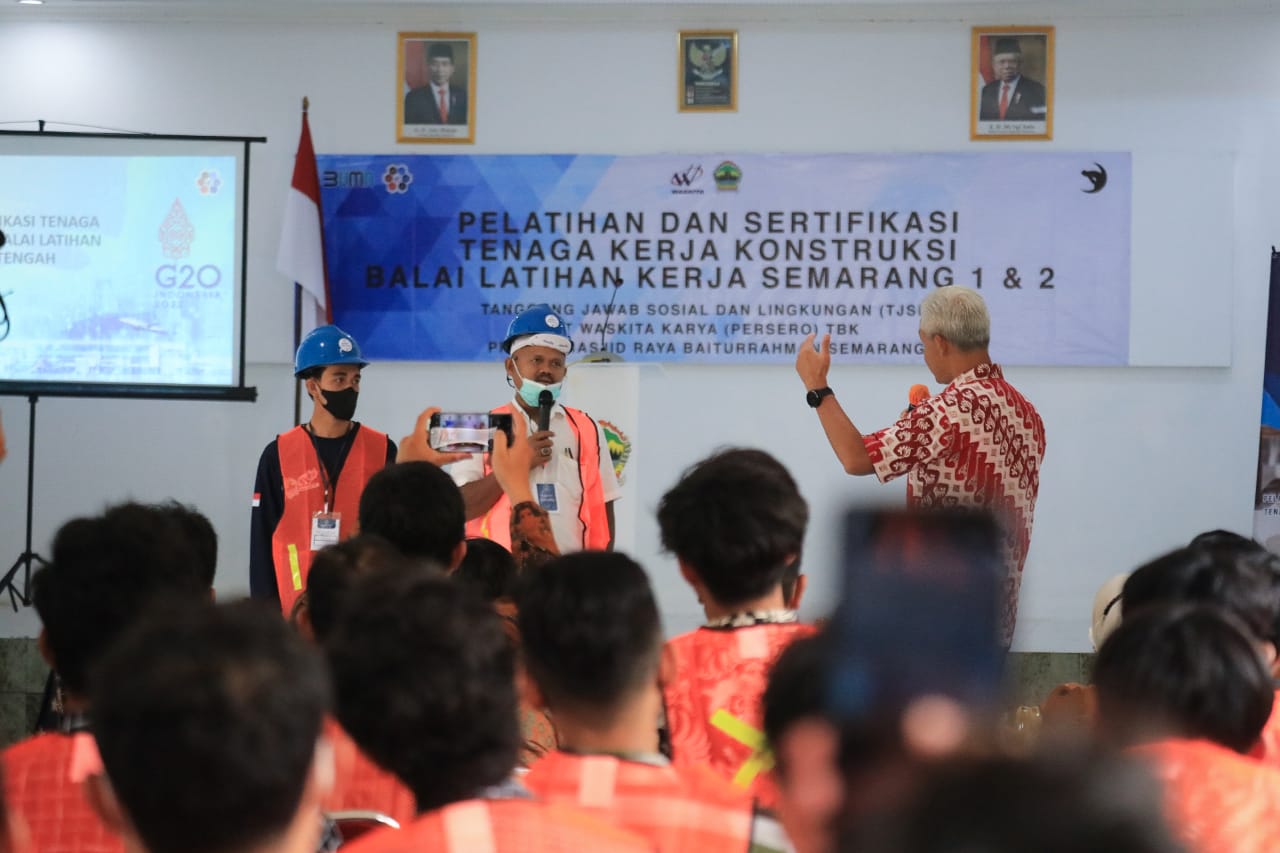 Potret Gubernur Jawa Tengah Ganjar Pranowo (kanan batik merah) saat membuka pelatihan tenaga kerja konstruksi dan berinteraksi dengan para peserta, Jumat (18/11/2022). (Dok Humas Jateng)