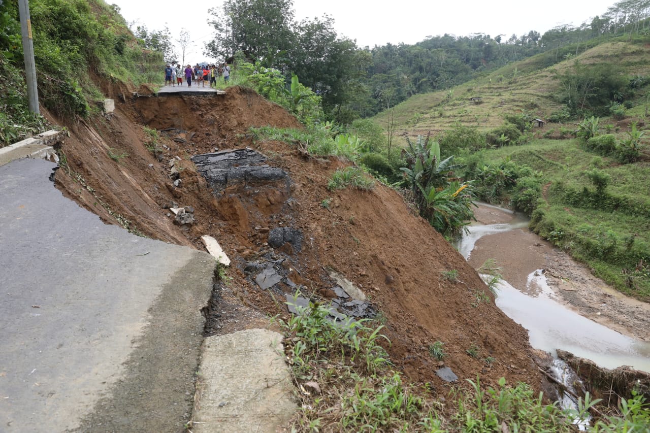 Potret jalan alternatif Banyumas-Brebes di Desa Samudra Kulon, Kecamatan Gumelar yang terputus akibat longsor pada Jumat (18/11/2022) lalu. (Dok Humas Jateng)